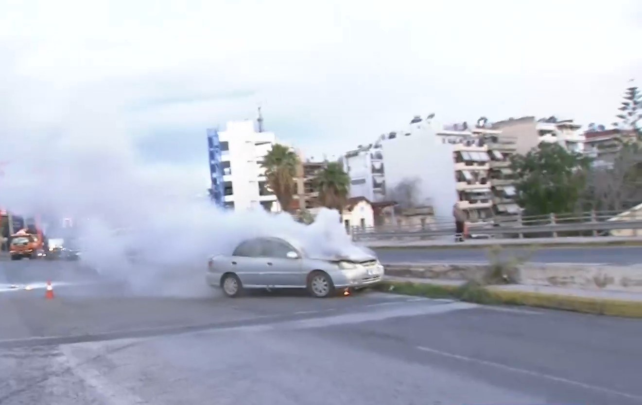 Φάληρο: Δεύτερο αυτοκίνητο τυλίγεται στις φλόγες την Κυριακή, ο οδηγός απομακρύνθηκε εγκαίρως