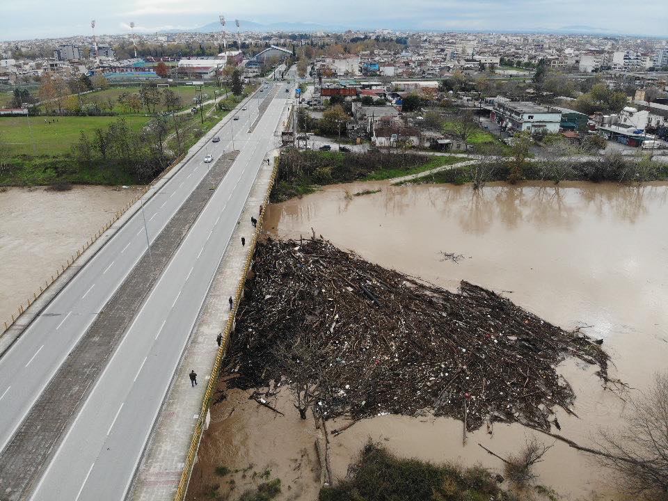 Λάρισα: Ανησυχία για τη στάθμη του Πηνειού καθώς εμφανίζεται νησίδα από φερτά υλικά