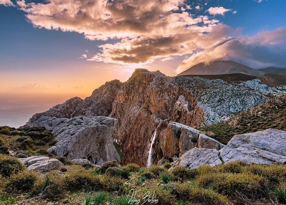 Ηράκλειο: Σε εξέλιξη επικίνδυνη επιχείρηση διάσωσης στον καταρράκτη Αμπά