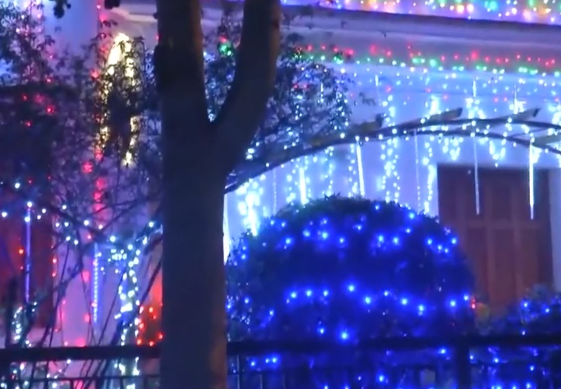 Αυτό το σπίτι είναι το πιο εντυπωσιακό χριστουγεννιάτικο θέαμα στην Αθήνα: Πού βρίσκεται