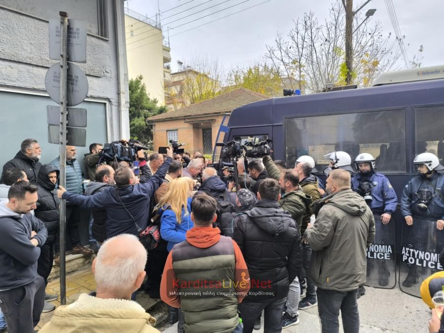 Αγρότες αποκλείουν το γραφείο του Τσιάρα στην Καρδίτσα: Εκρηκτική κατάσταση με κλούβες να φράζουν τον δρόμο