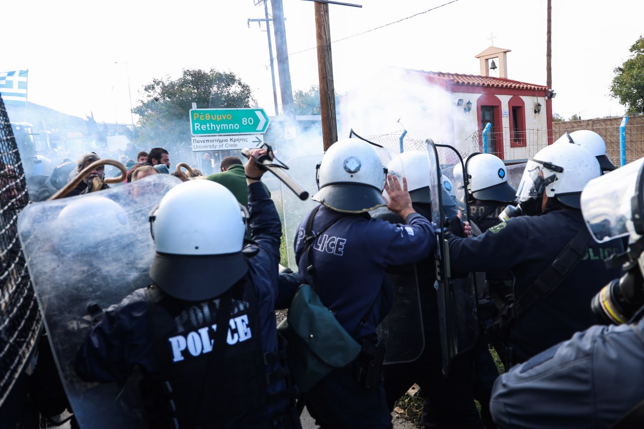 Αγρότες: Κλιμακώνουν τις κινητοποιήσεις με αποκλεισμούς αεροδρομίων και λιμανιών, ενώ η κυβέρνηση αντιδρά με καταστολή