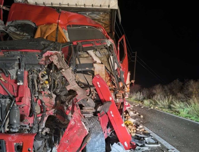 Σοκαριστική σύγκρουση νταλίκων κοντά στην Αμφίκλεια (video)