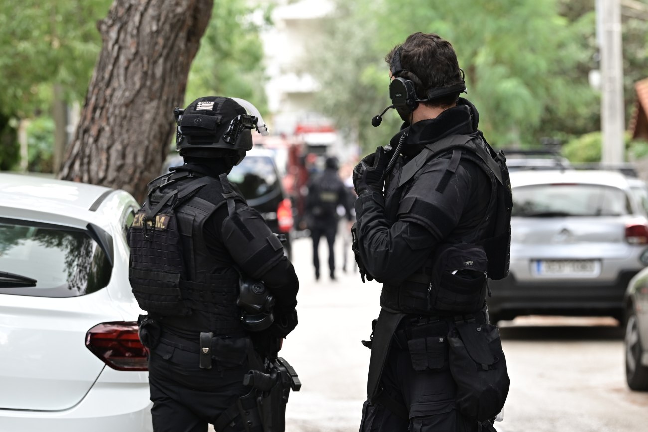 Καλύβια: Εντοπίστηκαν καλάσνικοφ και πιστόλια σε κλεμμένο ΙΧ, προετοίμαζαν δολοφονική επίθεση