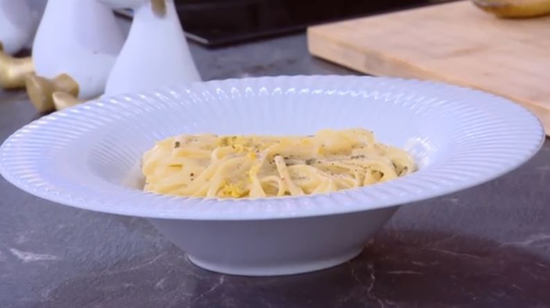 Συνταγή λιγκουίνι με σάλτσα λεμονιού και πεκορίνο