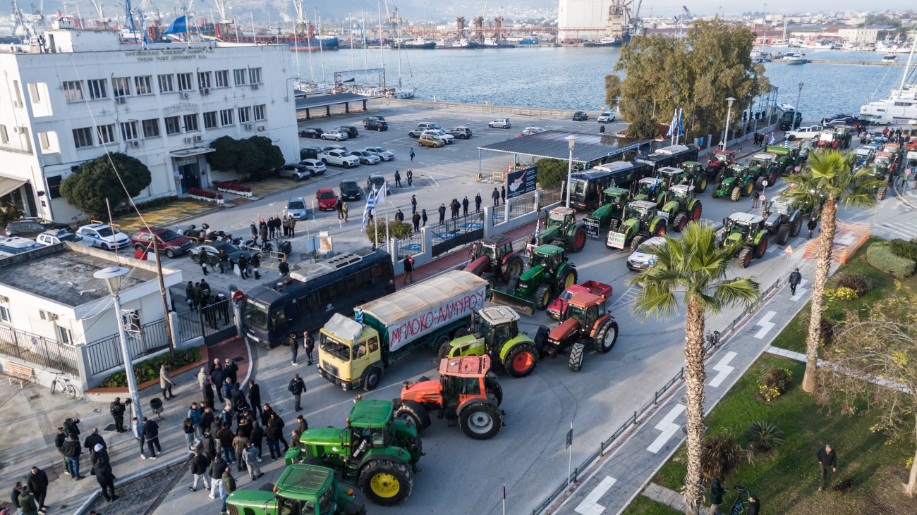 Στις πύλες του λιμανιού Βόλου οι πρώτοι αγρότες με τα τρακτέρ τους