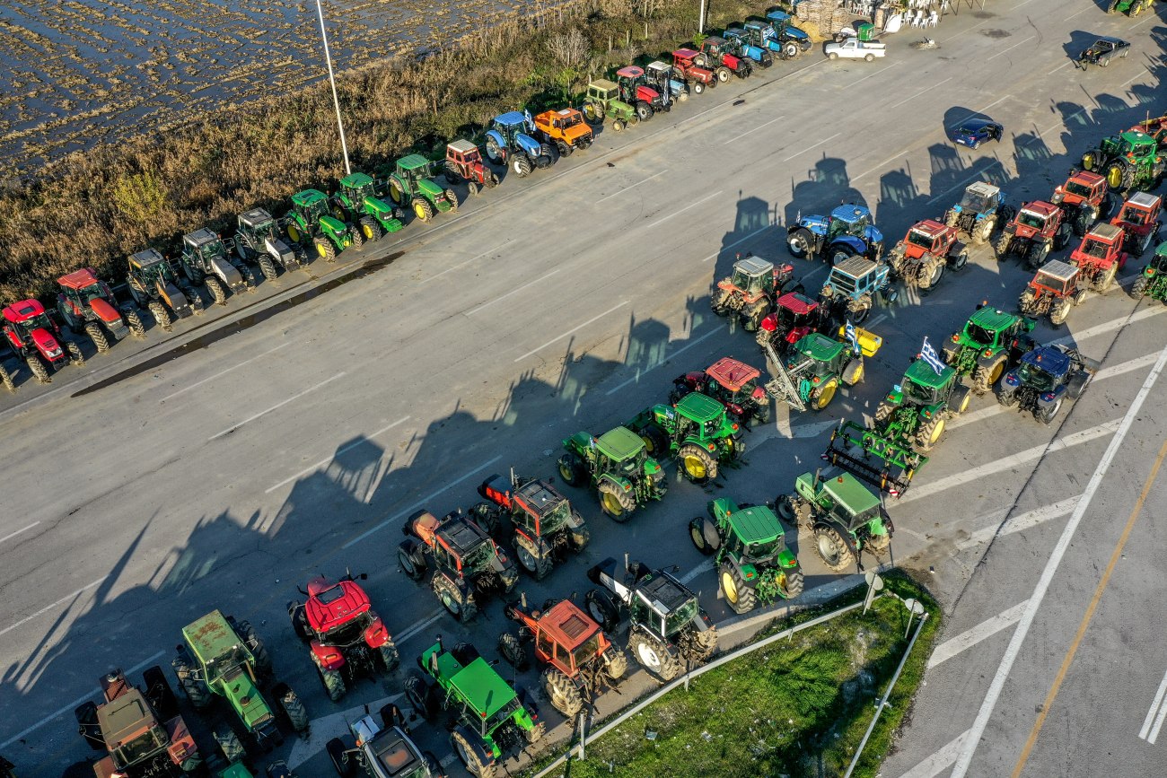 Οι αγρότες παραμένουν απλήρωτοι: Σφοδρή κριτική κατά της κυβέρνησης εν μέσω κινητοποιήσεων