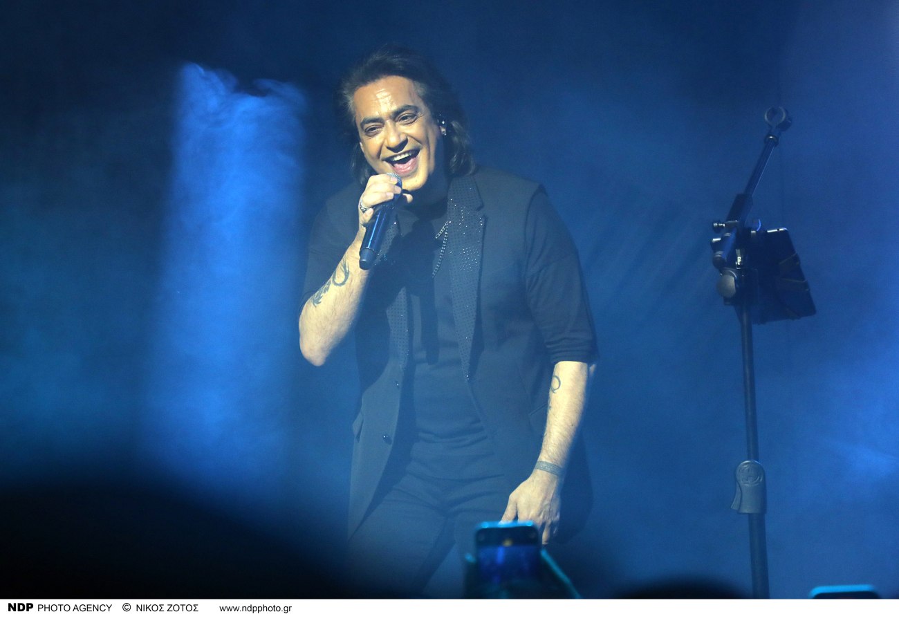 Διονύσης Σχοινάς: Μαύρα Χριστούγεννα με το νέο ανατρεπτικό του τραγούδι