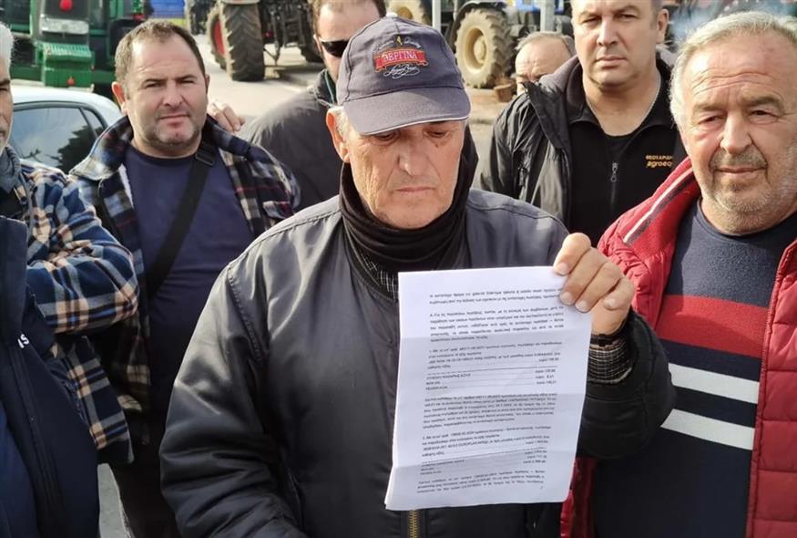 Αγρότες: Δικαστικός κλητήρας παρέδωσε αγωγή για χρέη σε μπλόκο