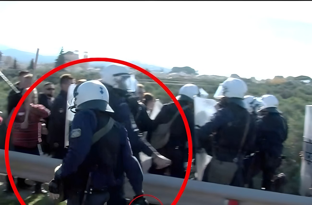 Αγρότες: Το βίντεο με τον άνδρα των ΜΑΤ να ρίχνει δακρυγόνα στο πλήθος στην Πάτρα