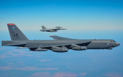 Επίδειξη στρατηγικής ισχύος στην Κίνα: Βομβαρδιστικά των ΗΠΑ πέταξαν πάνω από τη θάλασσα της Ιαπωνίας