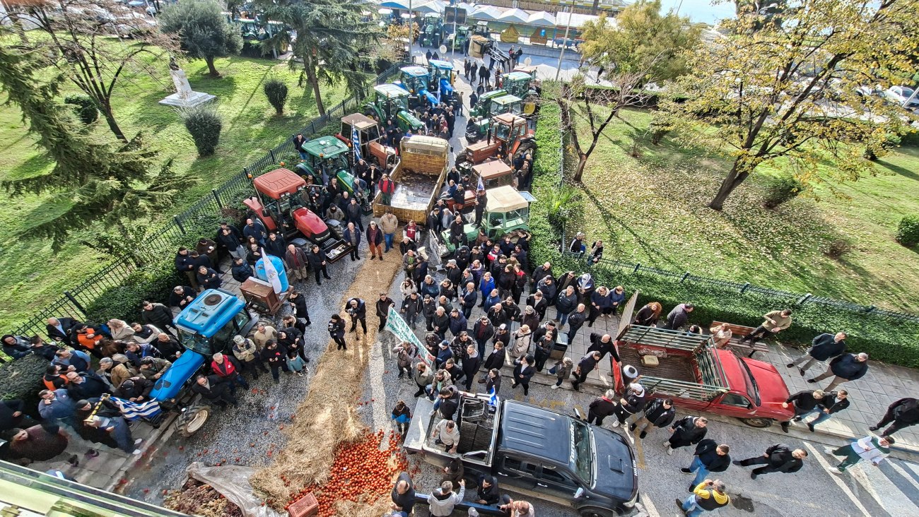 Καβάλα: Αγρότες αποκλείουν το κτίριο της Αντιπεριφέρειας με συμβολικές διαμαρτυρίες