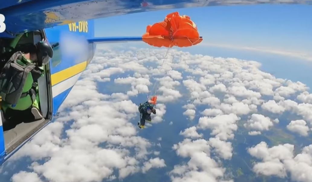 Αυστραλία: Απίστευτο βίντεο με αλεξίπτωτο να μπλέκεται σε αεροπλάνο και άνδρα να αιωρείται στο κενό