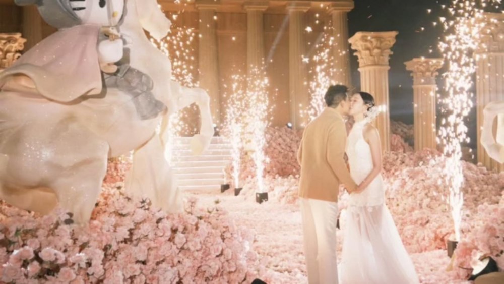 Νεαρός από την Κίνα ξόδεψε χιλιάδες ευρώ για μια πρόταση γάμου με θέμα τον Hello Kitty Παρθενώνα