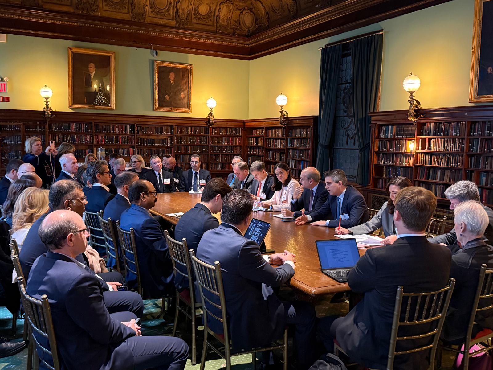 Capital Link: Συζήτηση στρογγυλής τραπέζης με τη συμμετοχή Ελλήνων υπουργών και διεθνών επενδυτών