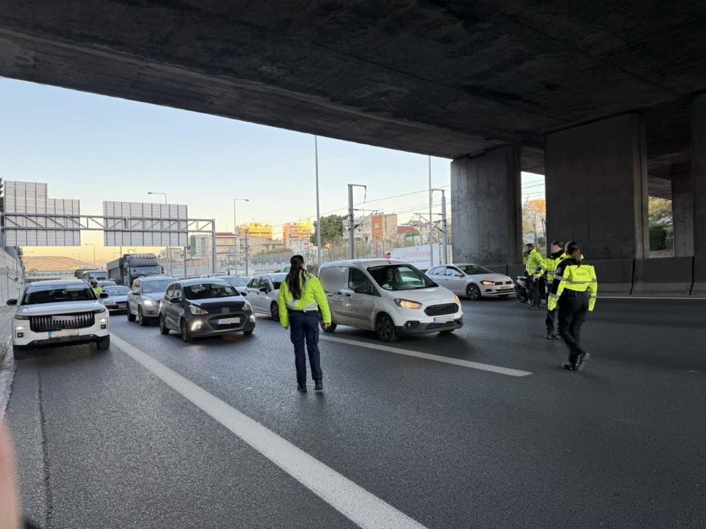 Συνελήφθη 28χρονος οδηγός χωρίς πινακίδες και δίπλωμα στην Αττική Οδό