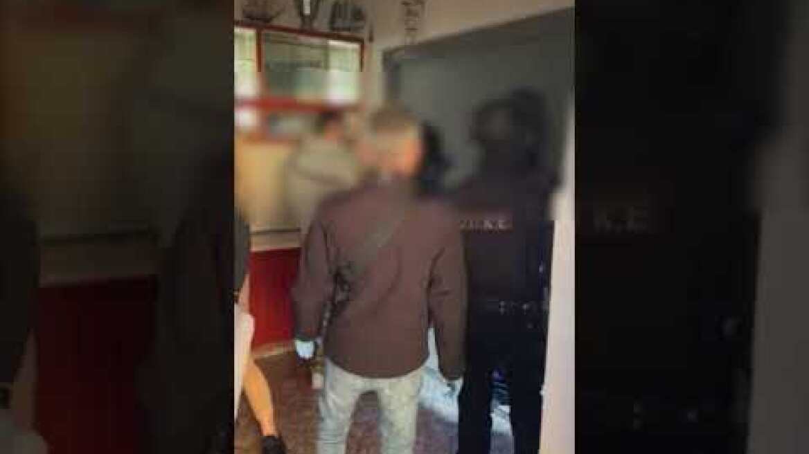 Επιχείρηση αστυνομίας στον Ασπρόπυργο: Επτά συλλήψεις για ρευματοκλοπές και παράνομη κατοχή όπλων