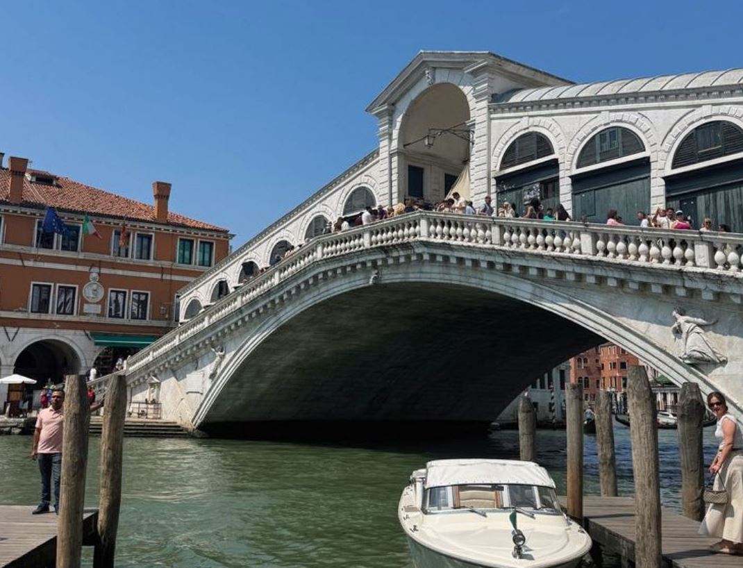 Γυναίκα κλέβει ταχύπλοο στη Βενετία, προκαλώντας ζημιές σε μαρμάρινη κουπαστή 850 ετών στη γέφυρα του Ριάλτο