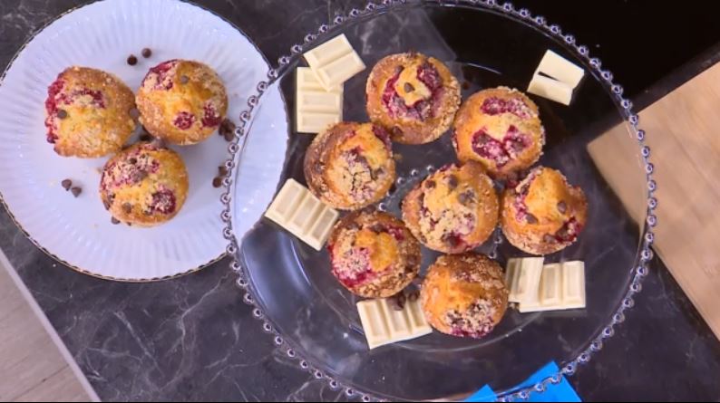 Μαγεία γεύσεων: Muffins με βατόμουρα και λευκή σοκολάτα