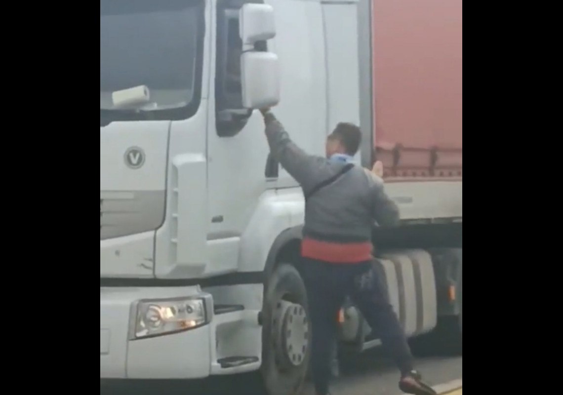 Συμβολική κίνηση ανθρωπιάς από αγρότες στην Κομοτηνή με κουλούρια για τους διερχόμενους οδηγούς