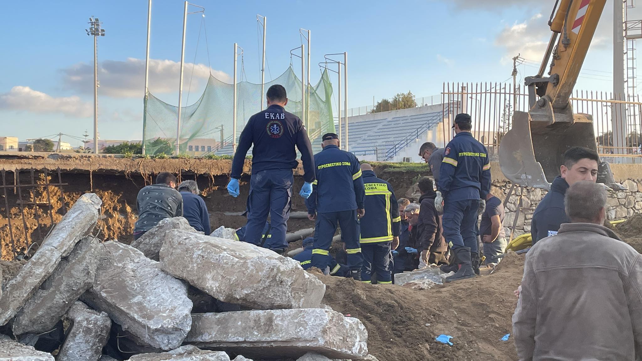 Νάξος: Επιχείρηση απεγκλωβισμού δύο εργατών από τάφρο μετά την κατάρρευση τοιχίου