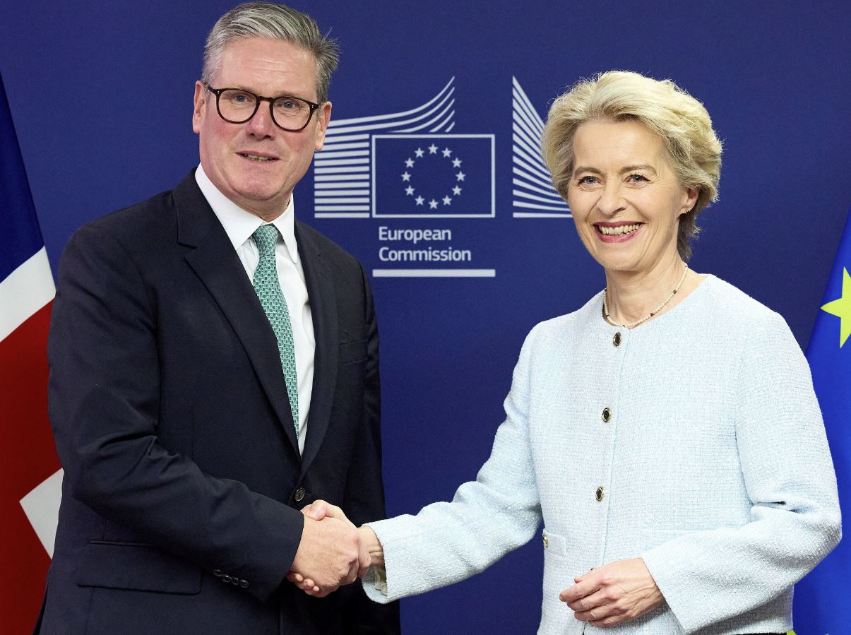 Γιατί η επιστροφή στην αγκαλιά της ΕΕ συνιστά στρατηγικό λάθος για το Ηνωμένο Βασίλειο