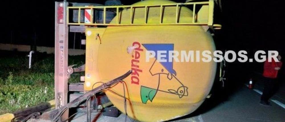 Ανατροπή βυτιοφόρου στην Θηβών-Λιβαδειάς προκαλεί συναγερμό