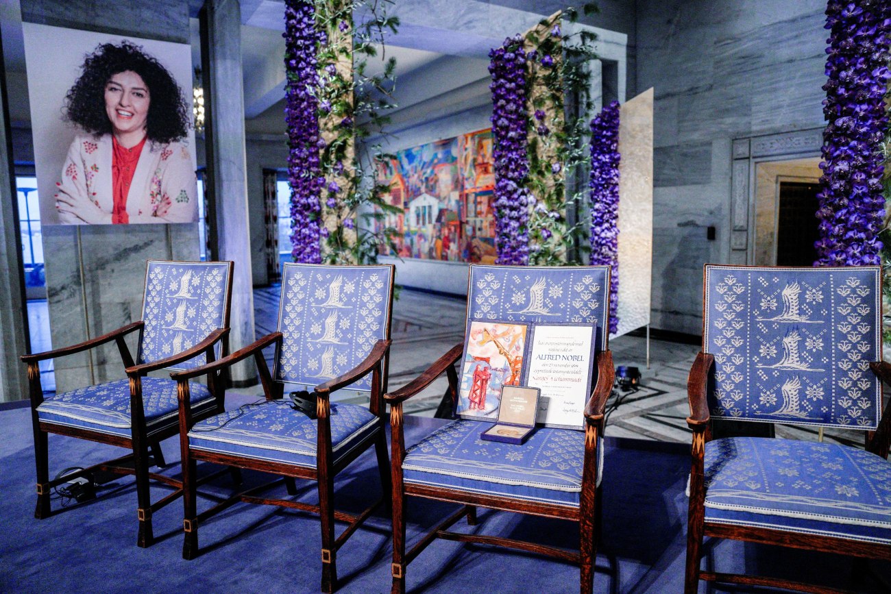 Ιράν: Επείγουσα κατάσταση για τη βραβευθείσα με Νόμπελ Ειρήνης Ναργκίς Μοχαμαντί μετά τη βίαιη σύλληψή της