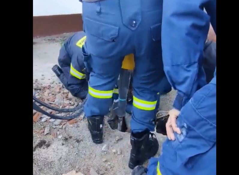 Λευκάδα: Παιδί έπεσε σε βόθρο και διασώθηκε από πυροσβέστες – Βίντεο ντοκουμέντο
