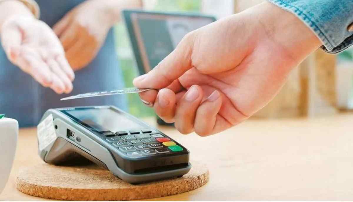 Ηλεκτρονικές αποδείξεις: Ποιοι γλιτώνουν και ποιοι κινδυνεύουν με επιπλέον φόρο