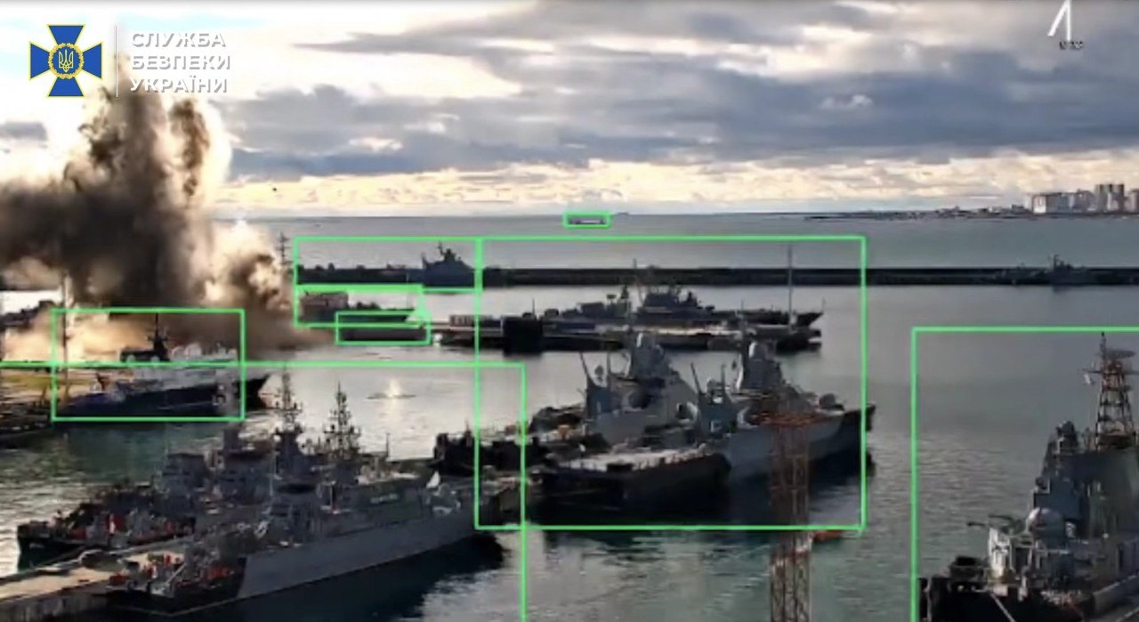 Η Ουκρανία επιτίθεται με υποθαλάσσια drone σε ρωσικό υποβρύχιο: Εντυπωσιακά πλάνα