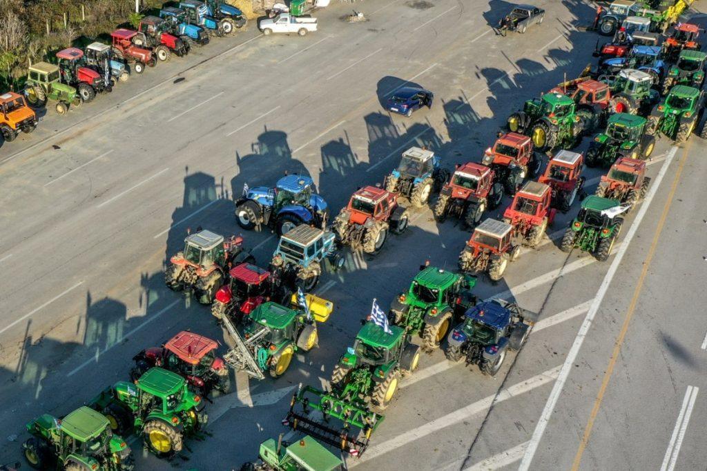 Αποκλεισμοί Αγροτών στην Ελλάδα – Ο Υπουργός Αγροτικής Ανάπτυξης Καλεί σε Άμεσο Διάλογο