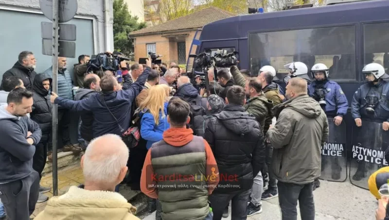 Ένταση αγροτών – αστυνομίας στην Καρδίτσα έξω από το γραφείο του Τσιάρα – «Οι κλούβες είναι η απάντηση της κυβέρνησης στον διάλογο»