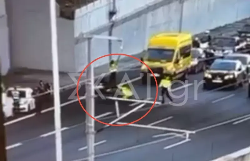 Σοκ στην Αττική Οδό: Οδηγός μηχανής «πέρασε» πάνω από τροχονόμο για να ξεφύγει τον έλεγχο (Βίντεο)