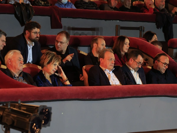 Από τα πρώτα τραπέζια… στα πίσω καθίσματα της πολιτικής