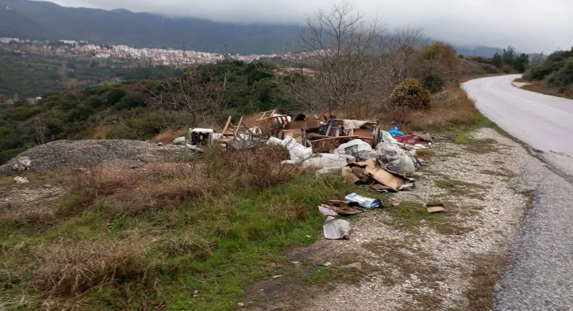 Χαλκιδική: Απορρίμματα στον δρόμο Πολυγύρου–Ολύνθου – Ο Δήμος εφαρμόζει αυστηρές κυρώσεις