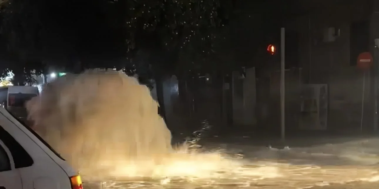 Πρωτόγνωρες εικόνες στην Αττική: Φρεάτια-«συντριβάνια» ξεπήδησαν με την κακοκαιρία Byron