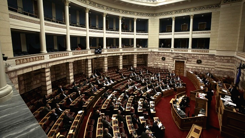 Βουλή: Πλειοψηφία κατά των ενστάσεων του ΠΑΣΟΚ-ΚΙΝΑΛ και του ΣΥΡΙΖΑ για το νομοσχέδιο του ΥΠΕΘΑ